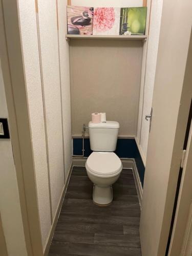 a small bathroom with a toilet in a hallway at L’insolite in Saintes