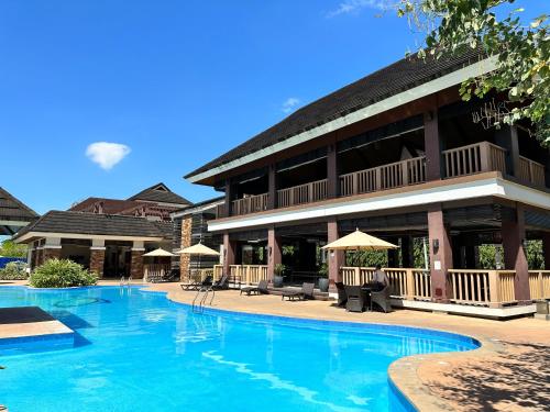 un complejo con piscina frente a un edificio en Resort-inspired Condo with Queen-size bed & 50-inch Smart TV, en Cebú