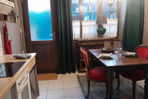 a kitchen with a table with chairs and a dining room at Gîte Boniface pour 2 pers in Bergheim