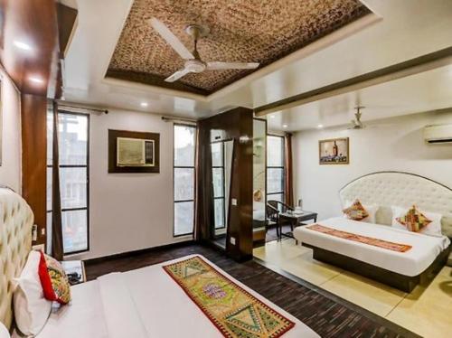 HOTEL GEESON INTERNATIONAL-New Delhi Railway Station-Paharganj في نيودلهي: غرفة نوم بسرير ومروحة سقف