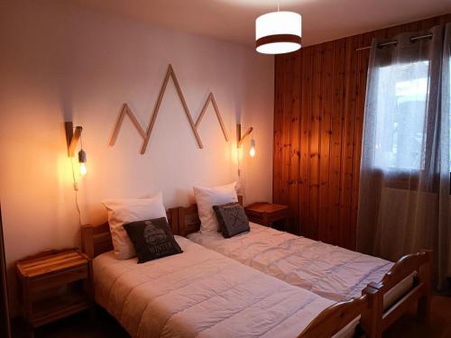 2 łóżka pojedyncze w pokoju z 2 lampami w obiekcie Résidence La Planchette - 4 Pièces pour 6 Personnes 861 w mieście Saint-Gervais-les-Bains