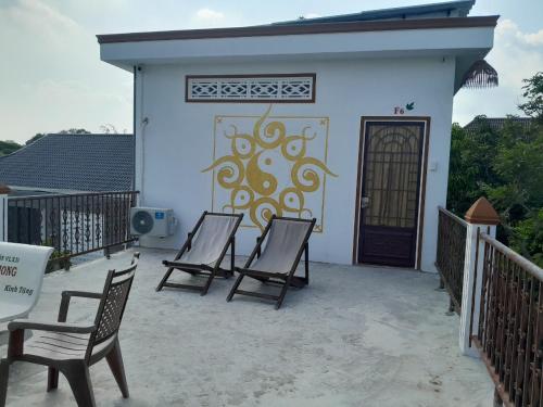 a group of chairs sitting on a patio at Happy Family Guesthouse in Vĩnh Long