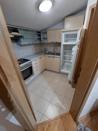 mit Blick auf die Küche mit offenem Kühlschrank in der Unterkunft Index Apartman in Banja Luka