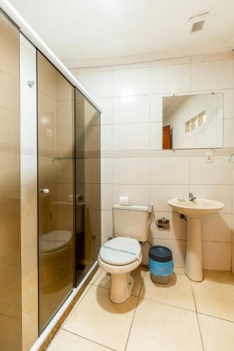 a bathroom with a toilet and a sink at Hotel Serra Everest in Nova Friburgo