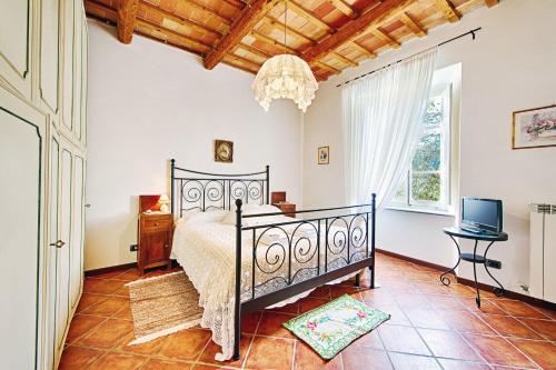 a bedroom with a black bed and a window at B&B Il Soccorso in Mercatello sul Metauro