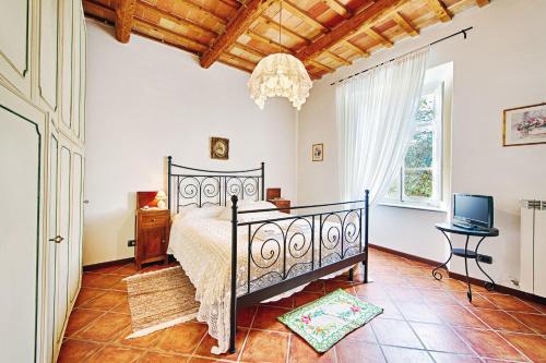 sypialnia z czarnym łóżkiem i oknem w obiekcie B&B Il Soccorso w mieście Mercatello sul Metauro