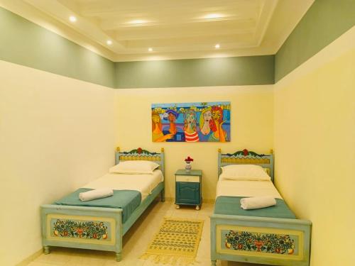 Un pat sau paturi într-o cameră la Dar El Mahdia