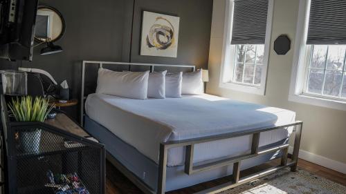 Una cama o camas en una habitación de Old Mill Inn