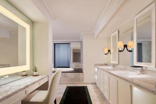 泗水的住宿－泗水JW萬豪酒店，浴室配有2个盥洗盆和1个浴缸。