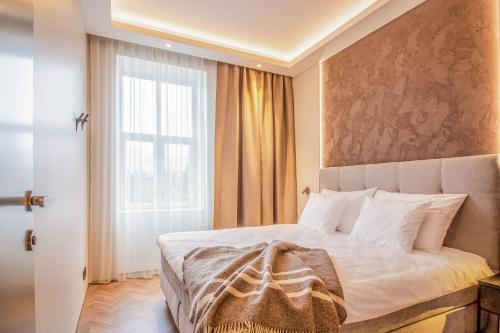 - une chambre avec un grand lit et une fenêtre dans l'établissement City Panorama with SAUNA, à Tartu