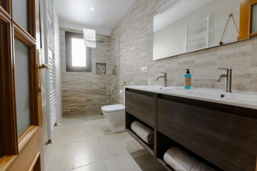 a bathroom with a sink and a toilet at Masia Cal Tonarro in San Martín Sarroca