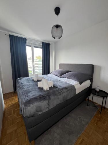 a bedroom with a bed with two towels on it at Charmante Wohnung nähe Zentrum Wien in Vienna