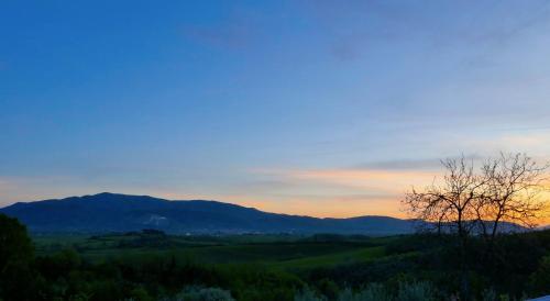 a view of a valley at sunset with mountains at Le Magnolie Paliano appartamento 120 mq in Paliano