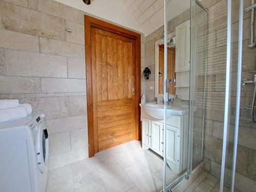 La salle de bains est pourvue d'un lavabo, de toilettes et d'une douche. dans l'établissement Fogliantica Azienda Agrituristica, à Ceglie Messapica