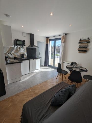 un salon avec un lit et une cuisine dans l'établissement Cosy et moderne avec Clim - Dent d'Oche, à Thonon-les-Bains