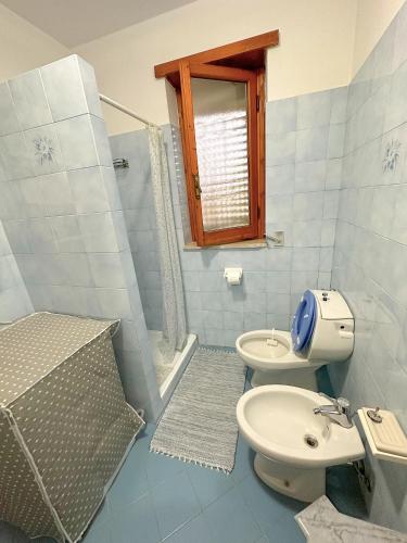 a bathroom with a toilet and a sink at Le Magnolie Paliano appartamento 120 mq in Paliano