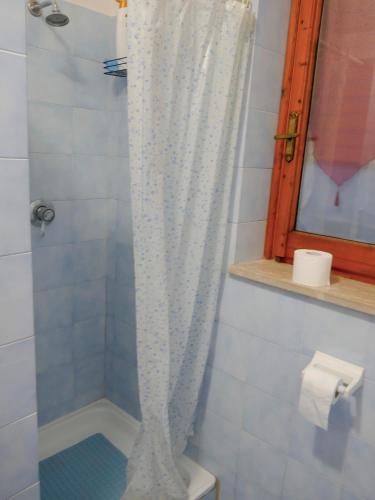 a shower with a white shower curtain in a bathroom at Le Magnolie Paliano appartamento 120 mq in Paliano