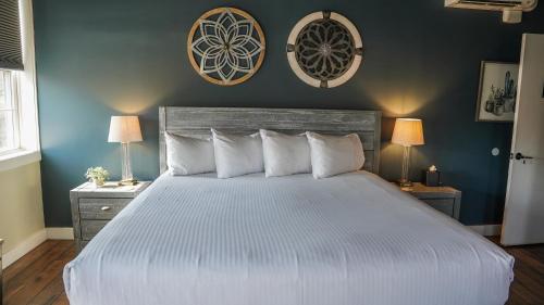 Una cama o camas en una habitación de Old Mill Inn