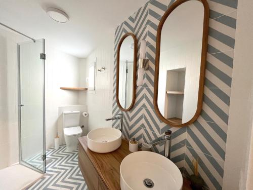 uma casa de banho com um lavatório e um espelho em Mirador de la Axerquía em Córdoba