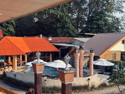 象島的住宿－閣昌島度假酒店，一个带游泳池和橙色屋顶的度假胜地