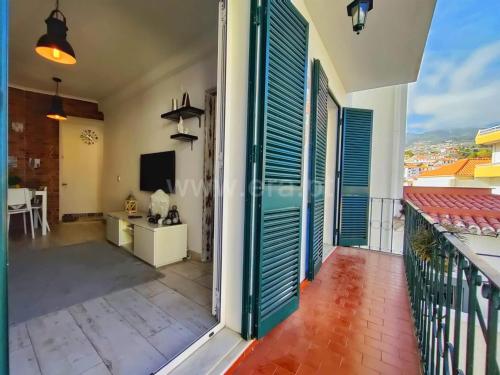 een uitzicht vanaf het balkon van een huis met de deur open bij Lydia's Place in Funchal
