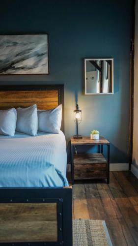 Una cama o camas en una habitación de Old Mill Inn