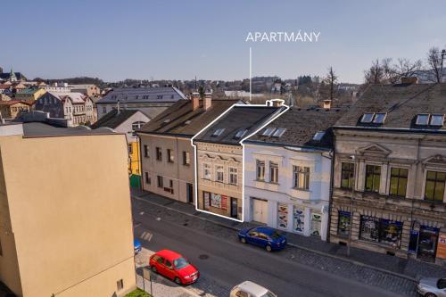 een luchtzicht op een stad met gebouwen en auto's bij Apartmány Rozárka Turnov in Turnov