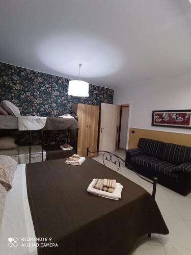 a living room with a table and a couch at B&B Il Viaggiatore in Diamante