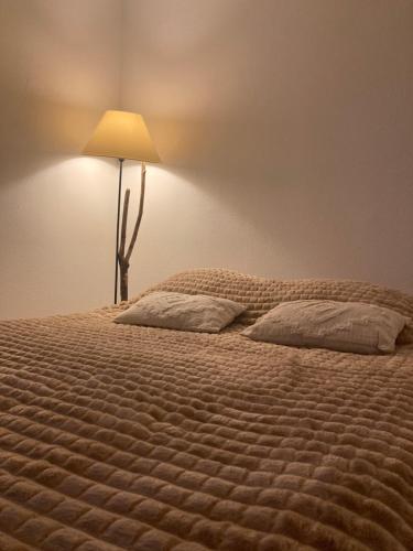 - une chambre avec un lit et une lampe dans l'établissement Grand Studio Nice terrasse et piscine, à Nice