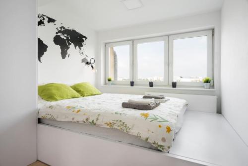 - une chambre blanche avec une carte du monde sur le mur dans l'établissement Podgórze Apartment - near Vistula river, City View - by Rentujemy, à Cracovie