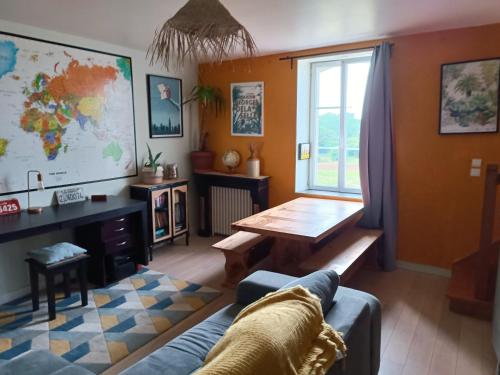 un salon avec un canapé et une table dans l'établissement Vila beauvoir, à Saint-Pol-de-Léon