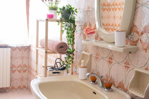 a bathroom with a sink and a mirror at Casa di Nonna Linda in Portocannone