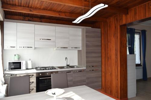Una cocina o zona de cocina en Villa Dall'Angelo Suite Mountain Lake Endine Hospitality