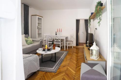a living room with a table and a dining room at Kuća JEKA in Vrnjačka Banja