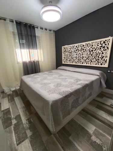 1 dormitorio con 1 cama grande en una habitación en Pineda turquesa beach, en La Pineda