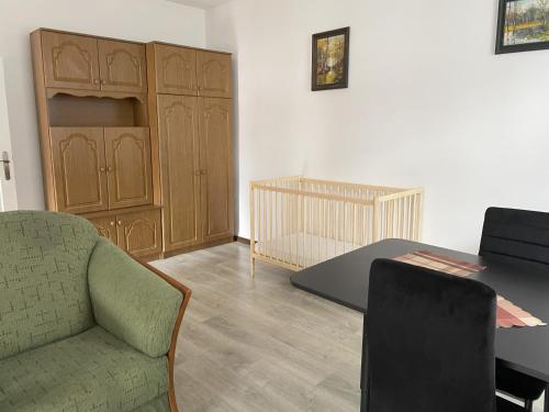 sala de estar con sofá, mesa y cuna en Apartament 2-pokojowy 55 m2, koło ZOO, Hali Stulecia en Breslavia