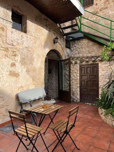 patio con mesa, sillas y puerta en La Venta de Izan, en Gumiel de Hizán
