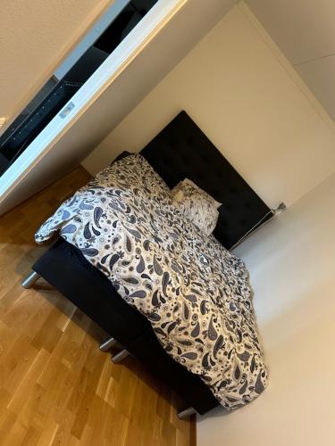 una cama en la esquina de una habitación en Blessed home, en Estocolmo