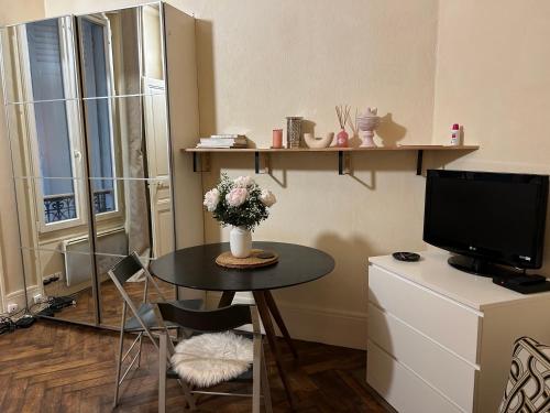 Photo de la galerie de l'établissement Appartement typiquement parisien cosy, à Paris