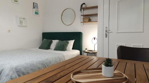 - une chambre avec un lit et une table en bois dans l'établissement Apartment Mana, à Mostar