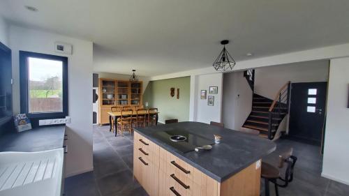 Il comprend une cuisine et un salon avec un évier et un escalier. dans l'établissement Maison proche du centre, à Auray