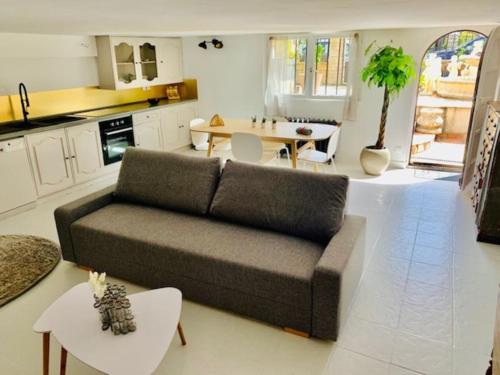 un salon avec un canapé et une table dans l'établissement Appart proche Paris, Disneyland+la Vallée Village., à Villiers-sur-Marne