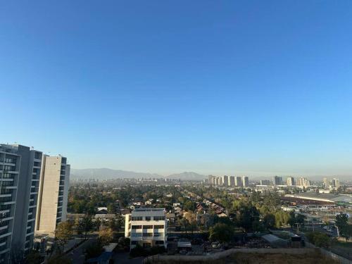 - une vue sur la ville depuis un bâtiment dans l'établissement Departamento Ñuñoa, à Santiago