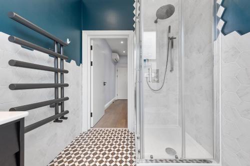 uma casa de banho com um chuveiro e uma cabina de duche ao nível do chão em Stunning 1 bedroom in Westminster with AC sleeps 4 em Londres
