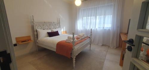 een slaapkamer met een bed met twee teddyberen erop bij Azurara Guesthouse in Azurara