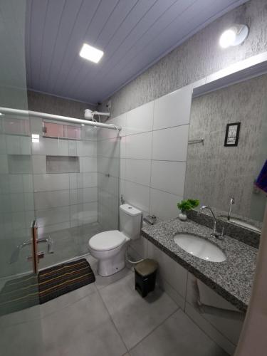 a bathroom with a toilet and a sink at Pouso da Kakau in Pirenópolis
