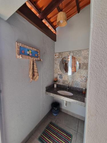a bathroom with a sink and a mirror at Pouso da Kakau in Pirenópolis