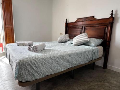 uma cama com duas almofadas num quarto em La Casita Hermosa em Alicante