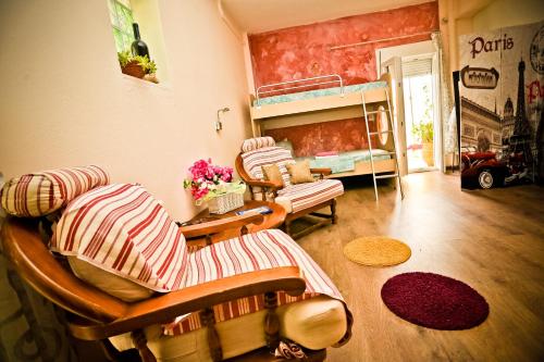 een woonkamer met stoelen en een stapelbed bij Home Suites in Chersonissos