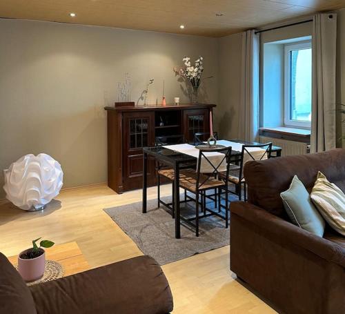 a living room with a table and a couch at Casita grün in Worms